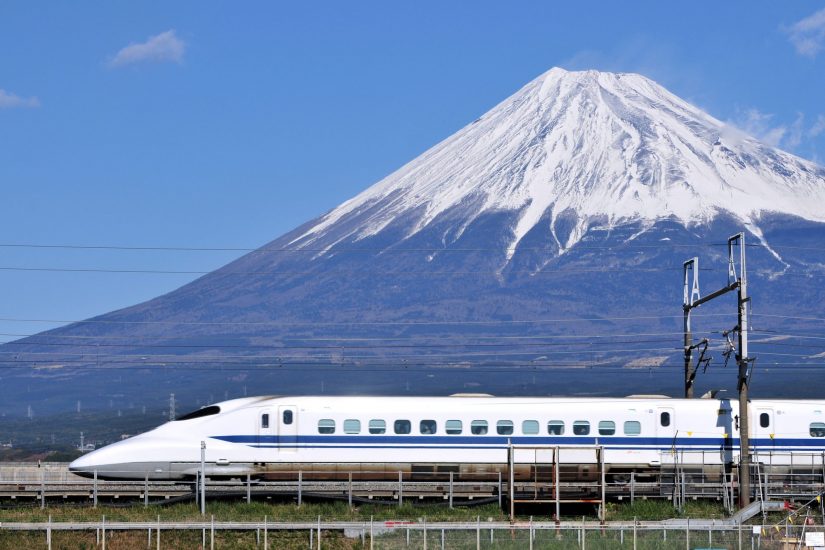 Japanese-shinkansen-train-e1572594353517-825x550